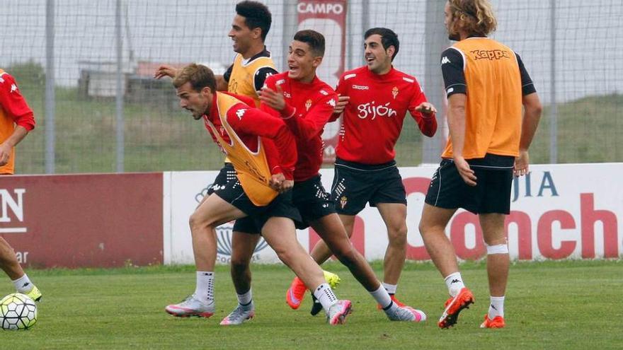 Juan Muñiz, Rachid, Mascarell y Carlos Castro pugnan por un balón en presencia de Mendi.