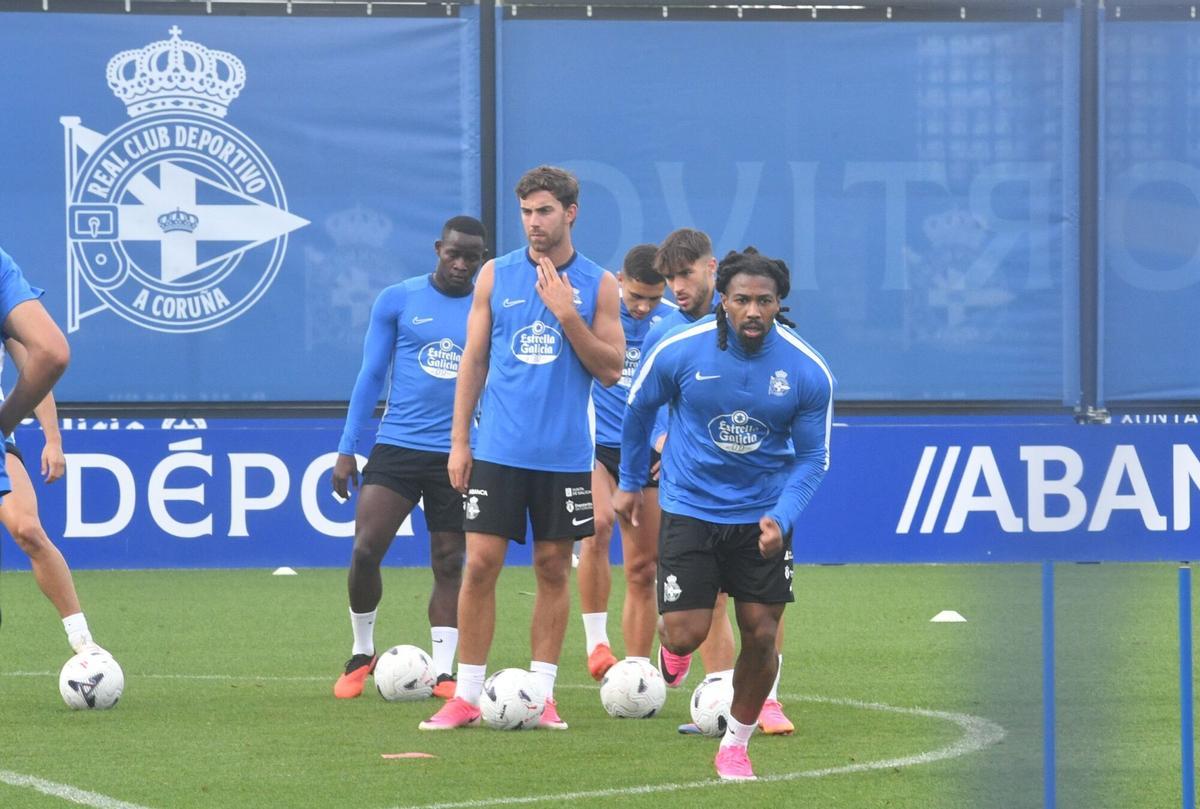 Ya vestido con la ropa de entrenamiento blanquiazul, Adama Traoré trabaja junto a sus compañeros. Ya vestido con la ropa de entrenamiento blanquiazul, Adama Traoré trabaja junto a sus compañeros.