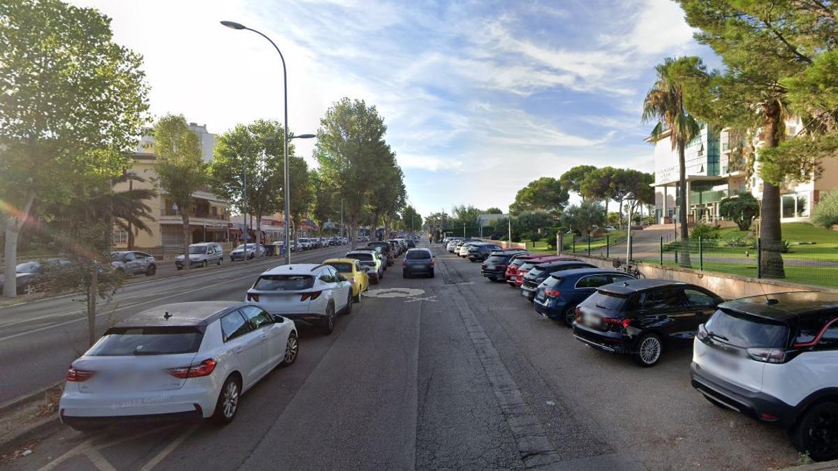 Coches aparcados en la carretera Alcúdia-Artà a su paso por Can Picafort.