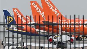 Aviones de Easyjet y Ryanair en el aeropuerto de Luton (Londres) el 16 de abril del 2020.