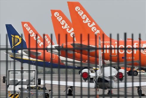 Aviones de Easyjet y Ryanair en el aeropuerto de Luton (Londres) el 16 de abril del 2020.