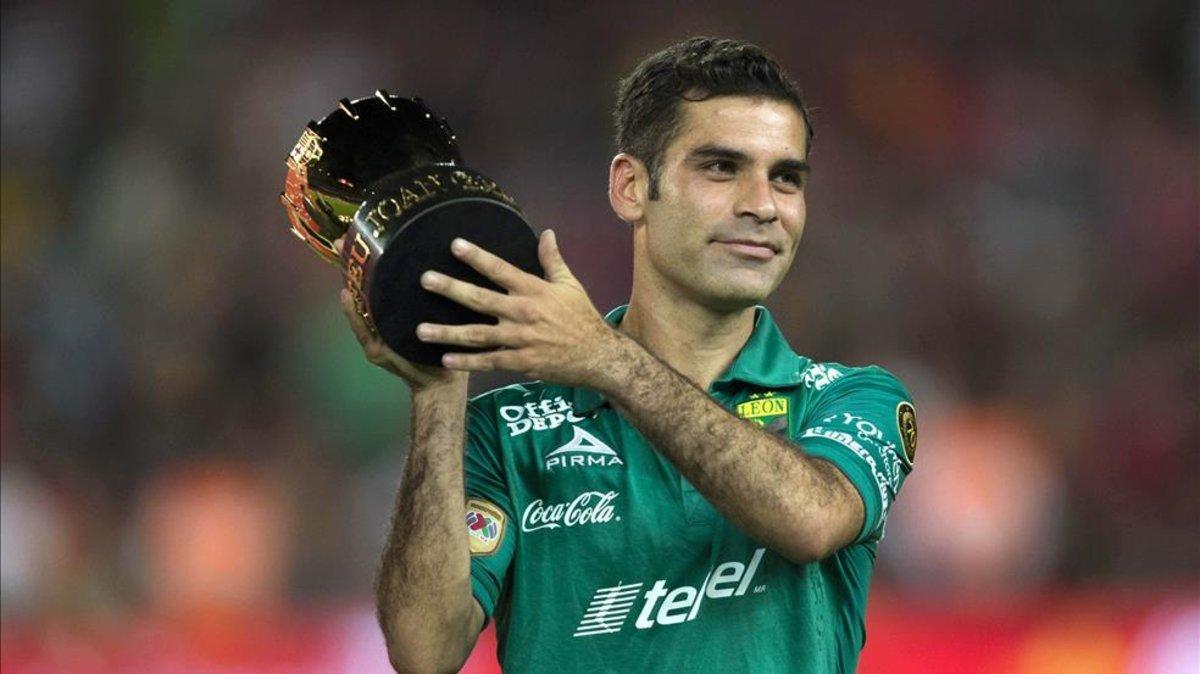Rafa Márquez con el trofeo Joan Gamper durante su etapa en Club León