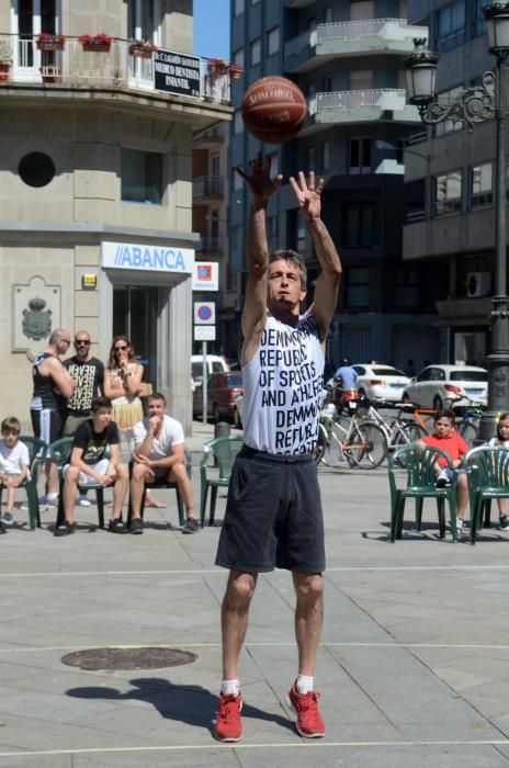 El baloncesto veterano sale a las calles de Vilagarcía. // Noé Parga