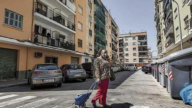 Son Gotleu es el barrio más pobre de Palma y según el INE está entre el 1% de los barrios más pobres de España .