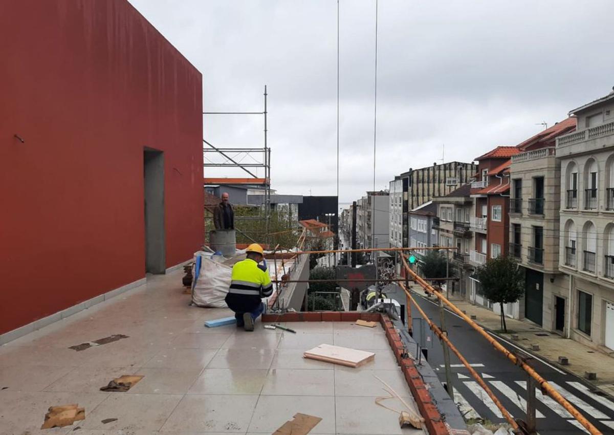 La amplia terraza exterior que se crea en la planta alta hacia la calle Ramal dos Galos y al parque público. |   // G.NÚÑEZ