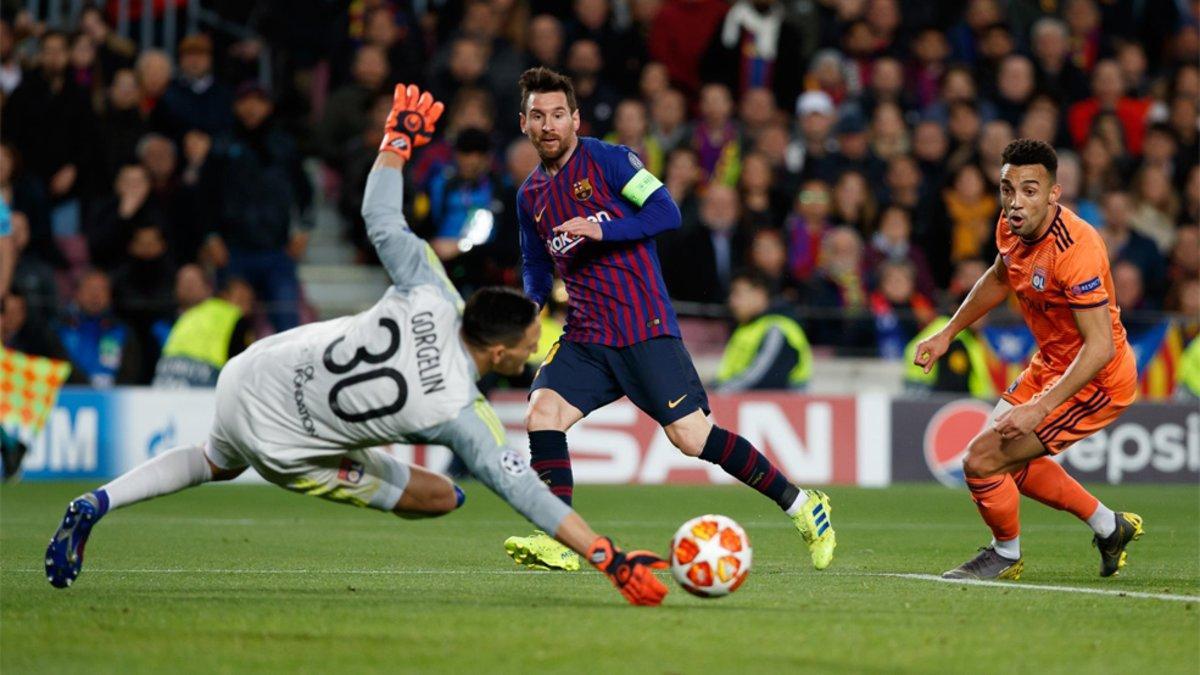 Leo Messi remata durante el Barça-Olympique de Lyon de la Champions 2018/19