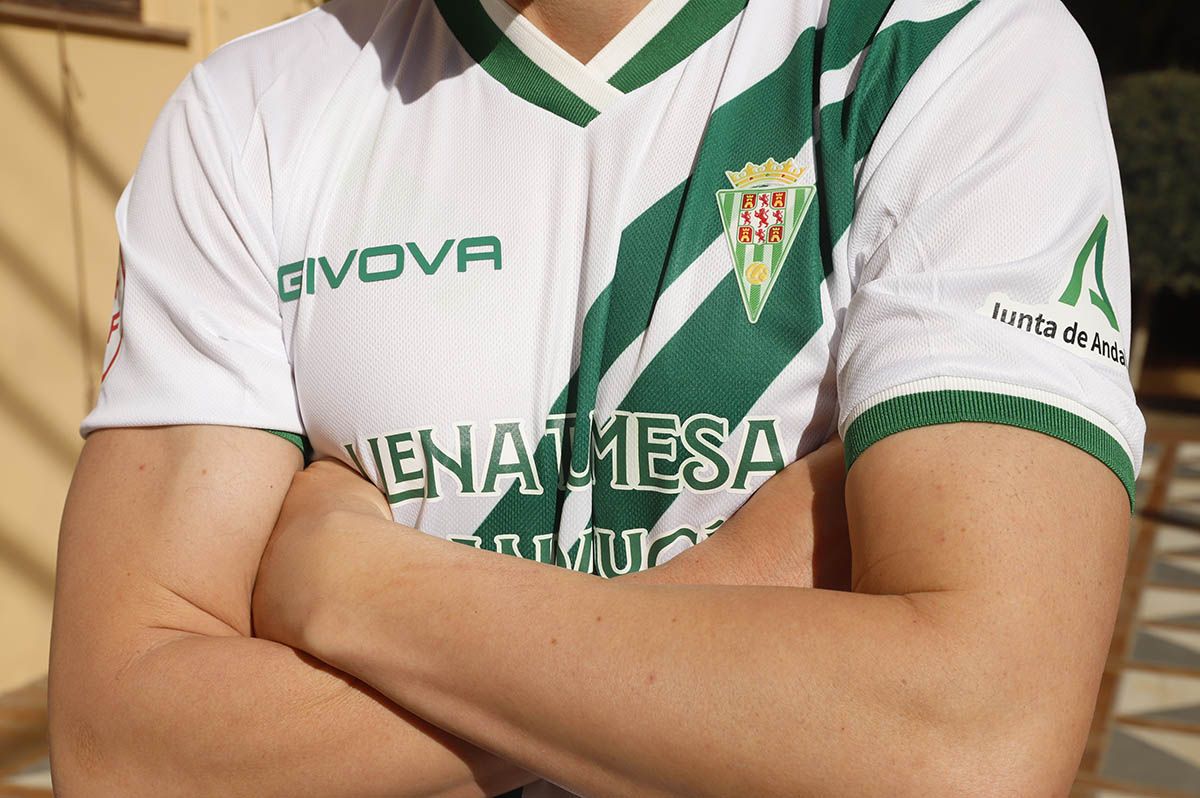 El Córdoba CF presenta la camiseta del Día de Andalucía