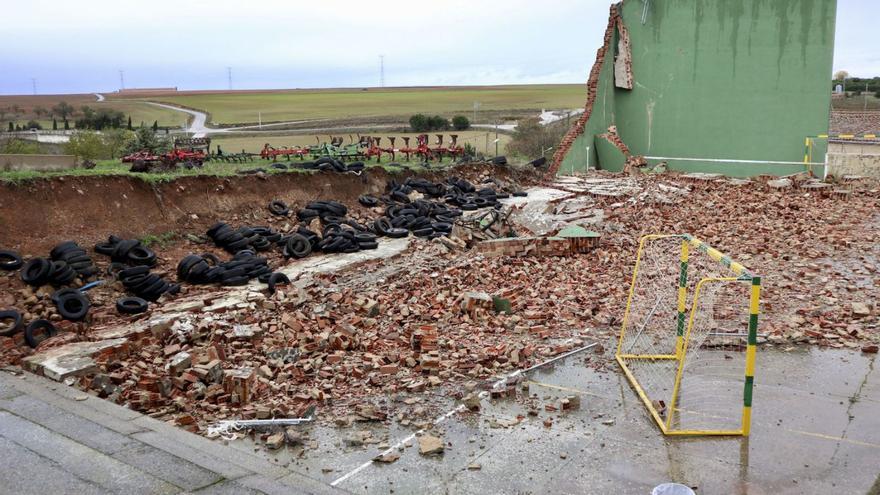Estado en el que quedó el frontón de Cerecinos del Carrizal tras el derrumbe de la pared lateral. | Efe