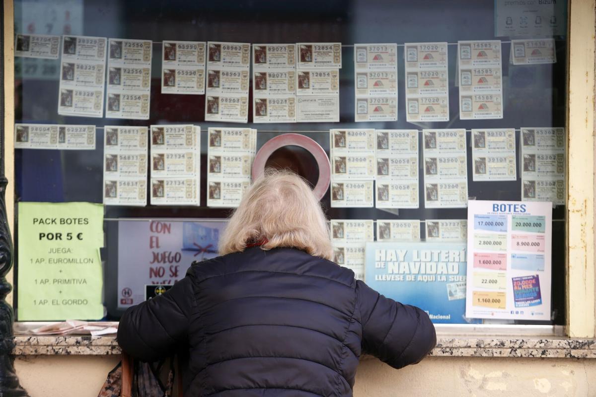 19/12/2024 Una persona compra décimos de la Lotería de Navidad. A 19 de diciembre de 2024, en Málaga (Andalucía, España). El Sorteo Extraordinario de la Lotería de Navidad 2024, que dará comienzo a las 9:00 de la mañana del domingo 22 de diciembre en el Teatro Real de Madrid, repartirá premios que pueden alcanzar hasta 400.000 euros por décimo en el caso de 'El Gordo'. SOCIEDAD Álex Zea - Europa Press