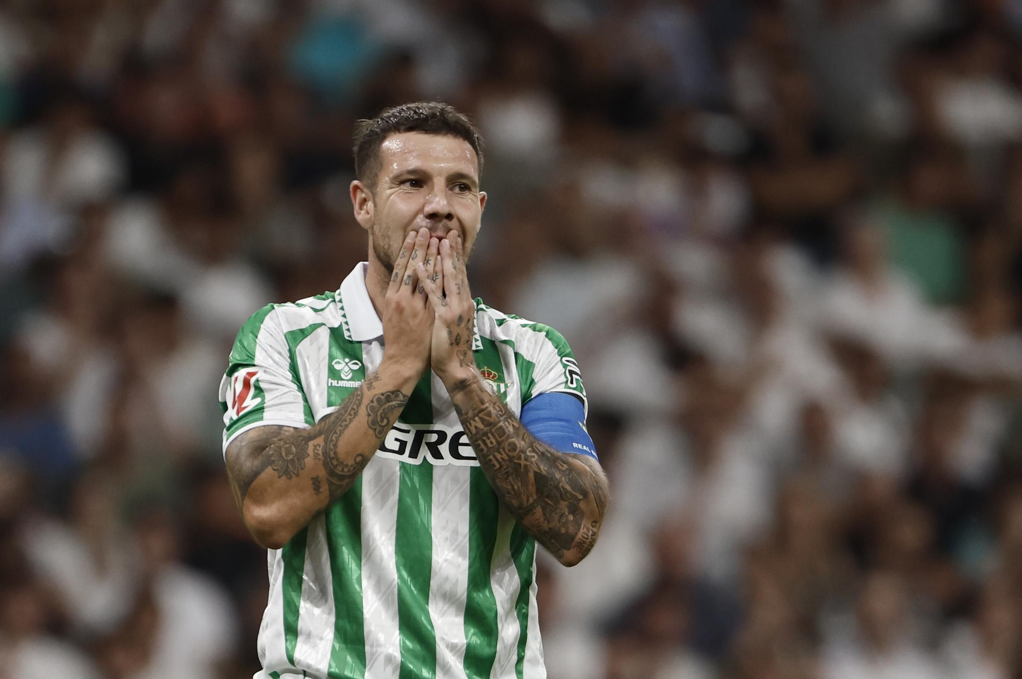 Aitor Ruibal portando el brazalete del Betis durante el partido de la cuarta jornada de LaLiga entre el Real Madrid y el Real Betis en el estadio Santiago Bernabéu. 