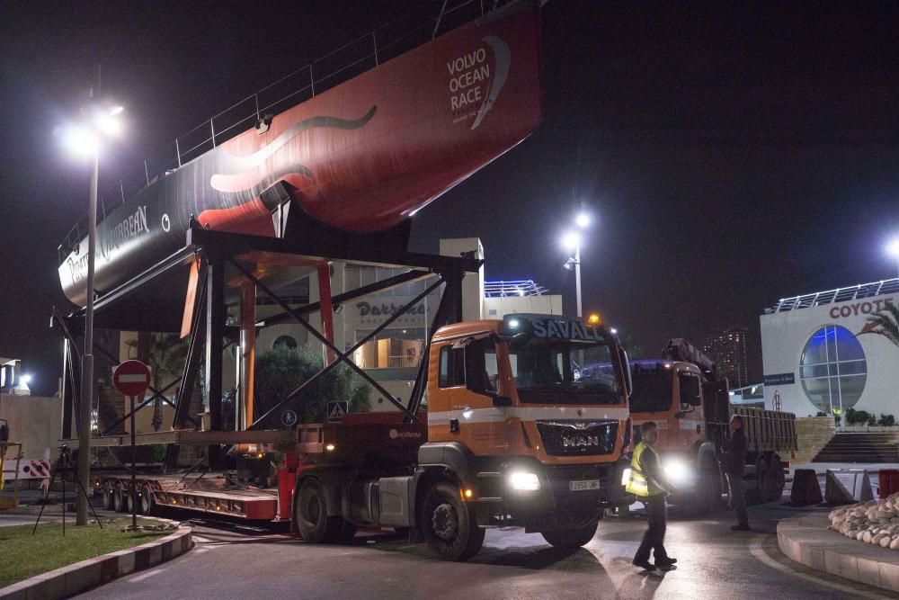 El camión de transporte con el barco se dirige hace la Plaza del Mar desde la zona Volvo