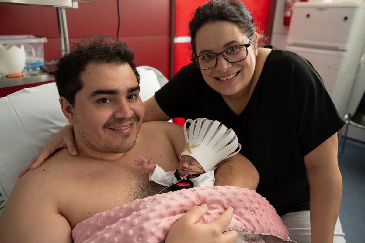 Los bebés ingresados en la UCI neonatal del Clínic se convierten en pequeños cocineros por Carnaval