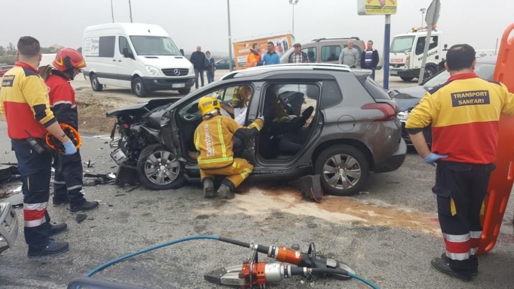 Los bomberos han rescatado a un conductor herido y atrapado en su coche tras un accidente con tres vehículos implicados en San Miguel de Salinas