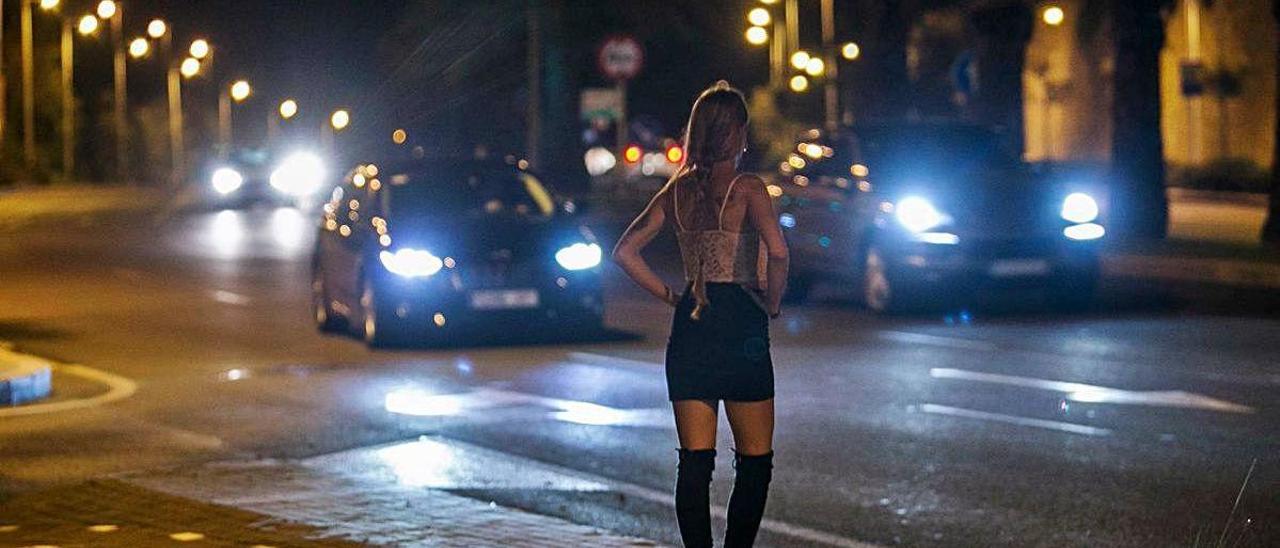 Una persona ejerce la prostitución en la avenida de Dénia antes del estado de alarma.
