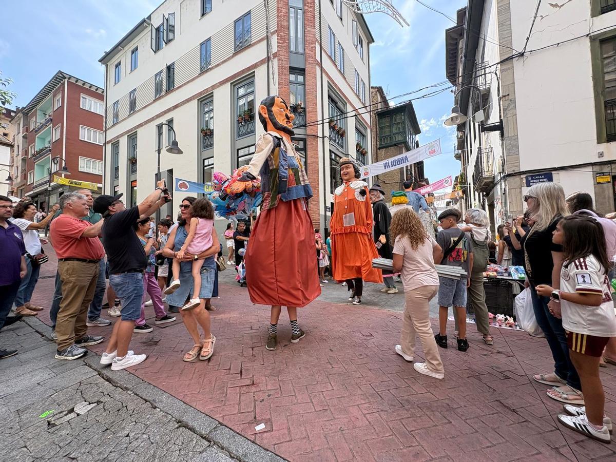 Cangas se rinde a sus gigantes y cabezudos