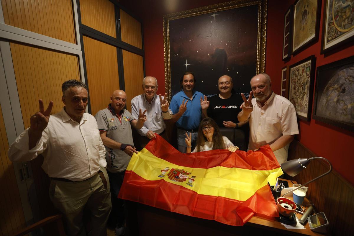 Miembros de la Sociedad Astronómica Omega de Gijón, en su sede