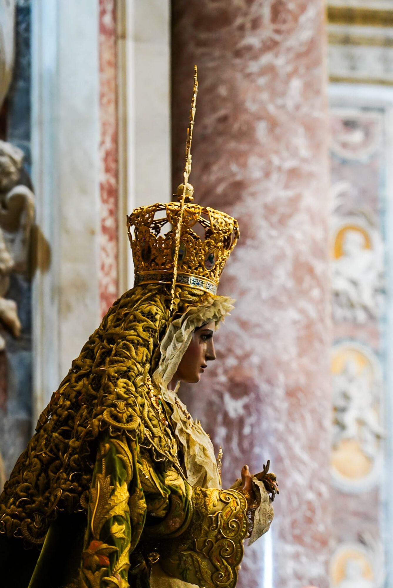 La Virgen de la Esperanza y el Cristo de la Expiración (El Cachorro), de Sevilla, están expuestos al culto en la Basílica de San Pedro