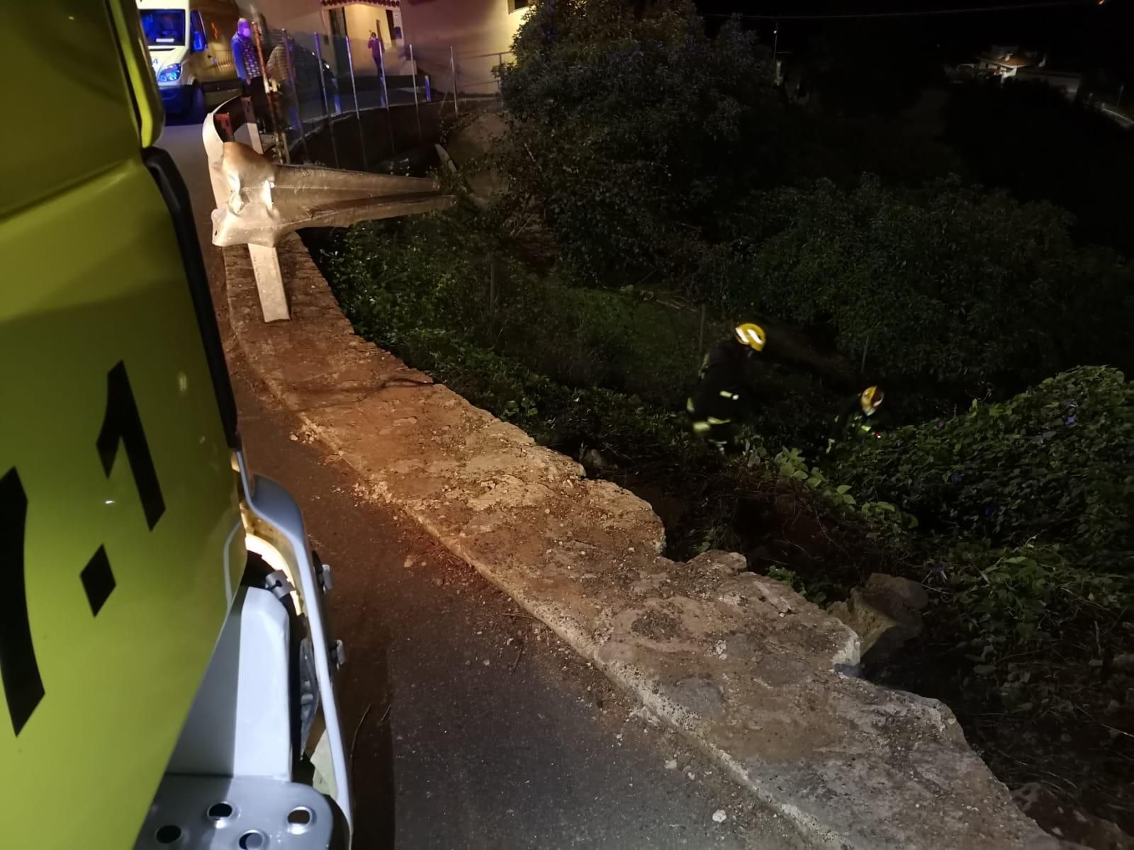 Herida tras despeñarse su vehículo por un desnivel de 10 metros en Valleseco