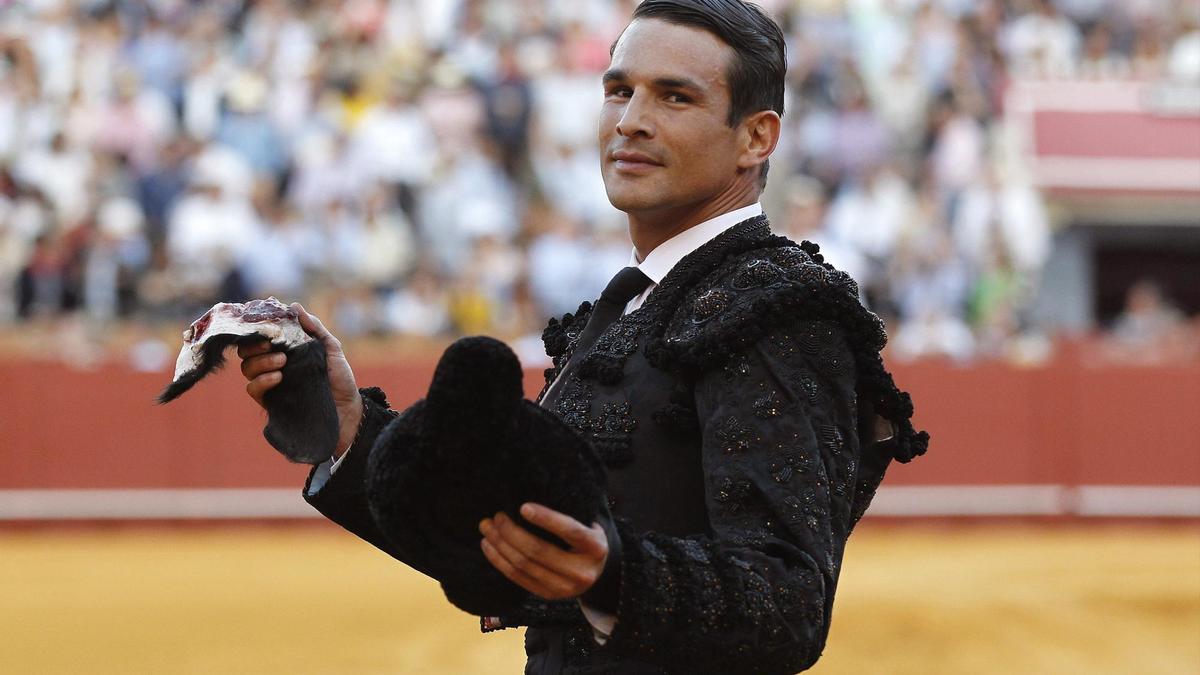 El diestro José Mari Manzanares corto una oreja a cada uno de su toros durante la sexta corrida de abono de la Feria de Abril. / EFE