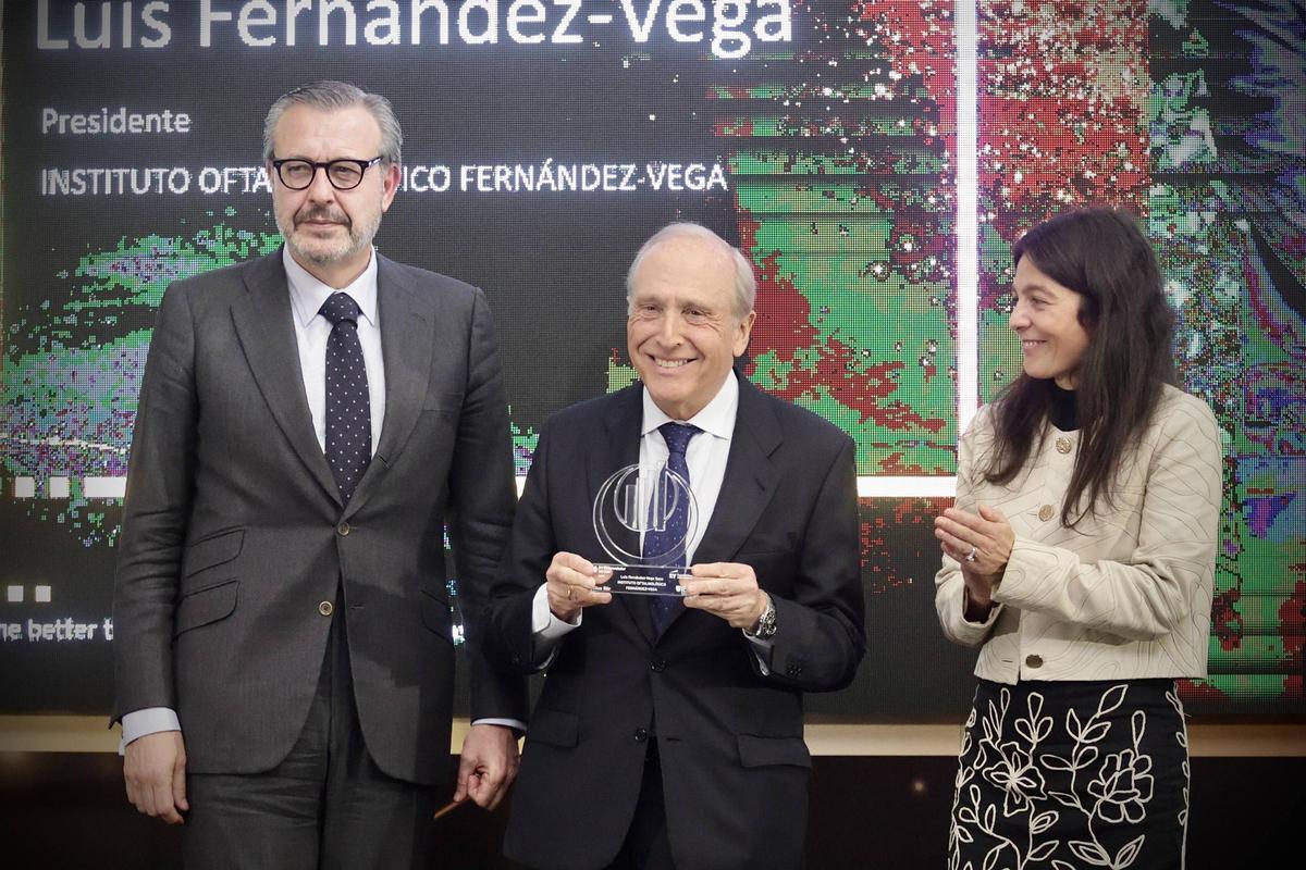 Luis Fernández-Vega Sanz, en el centro, flanqueado por Pablo Sanz y Alicia Martínez Durán, socios de EY, este jueves en Oviedo.