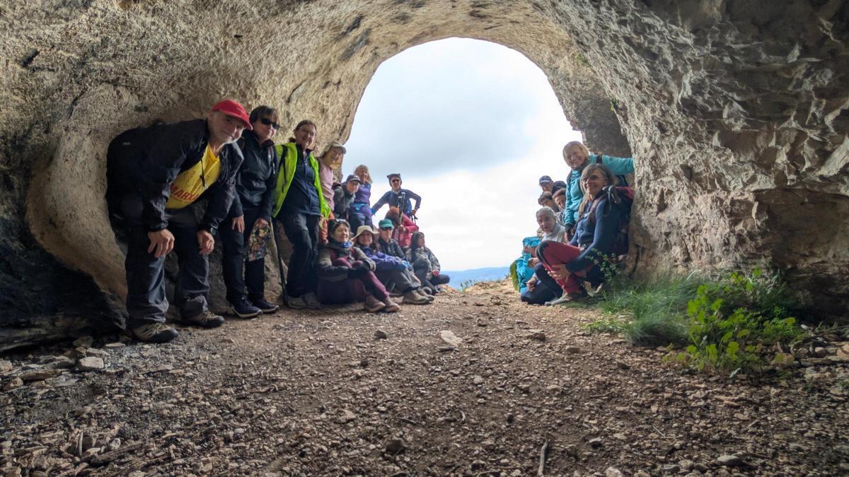 El Centre Excursionista del Bages corona el cim de la Penya Sant Alís