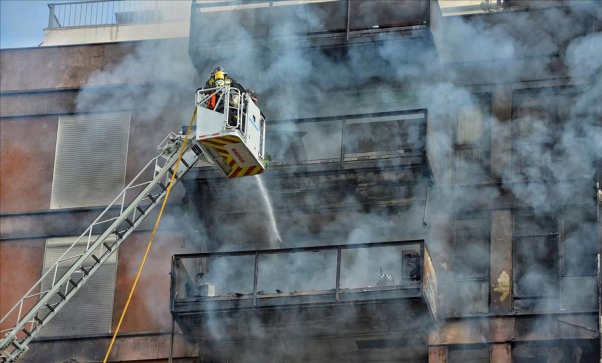 jjubierre40770665 incendio en piso calle saragossa  foto ferran sendra171101112457