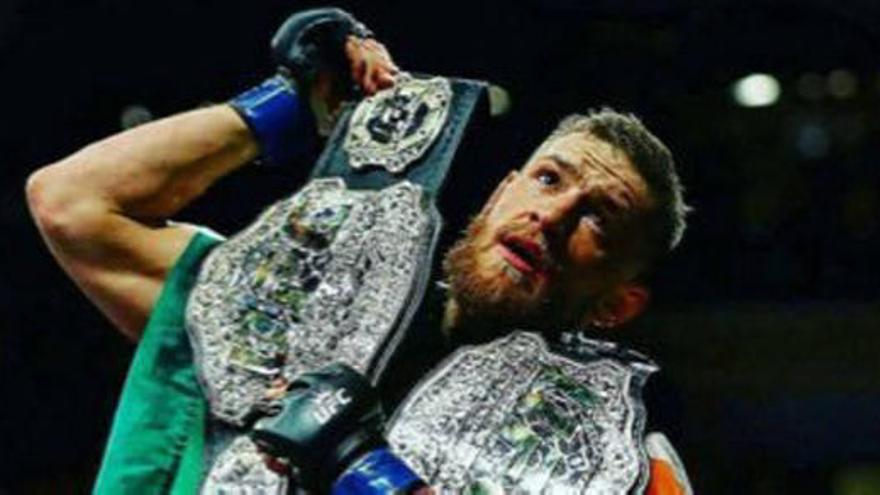 Conor McGregor, con sus cinturones de campeón.