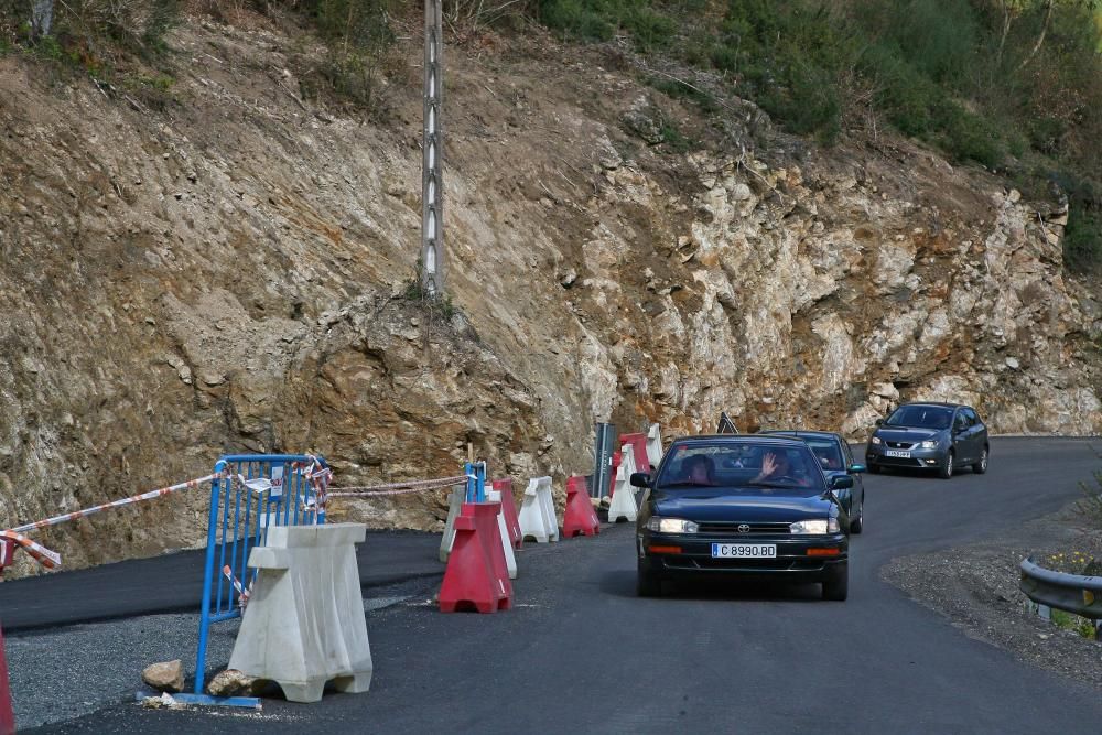 Vecinos de Riobó exigen la retirada de unos postes que invaden la carretera