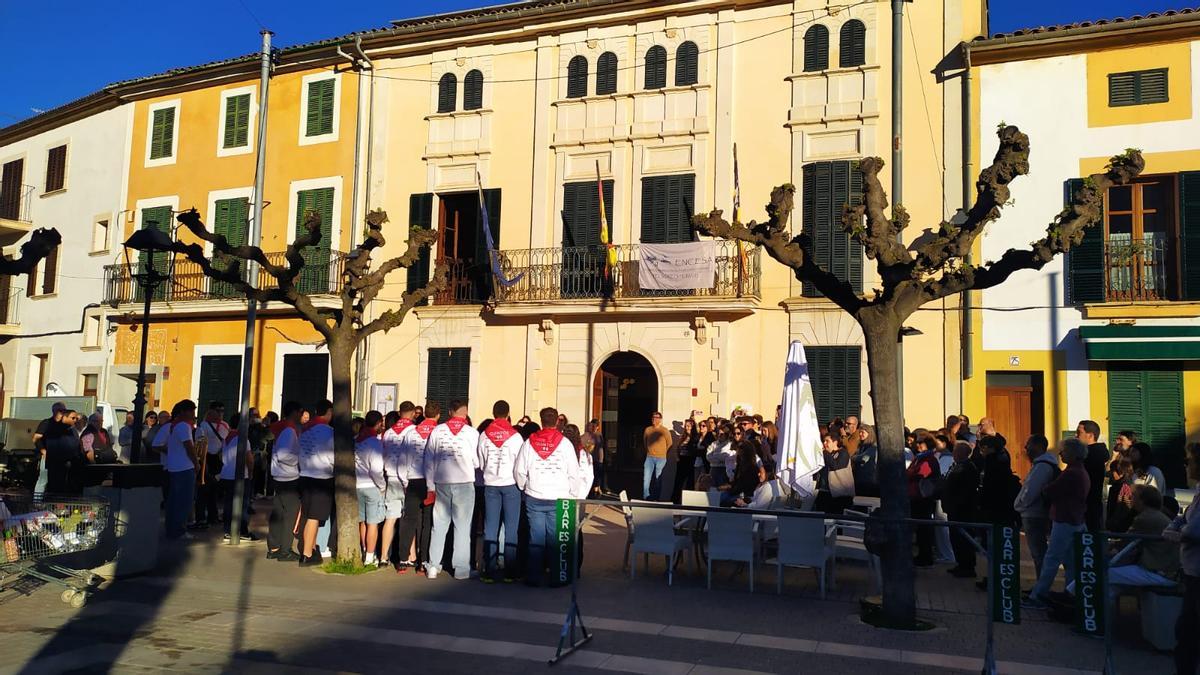 Los quintos canta los 'Goigs' en Campanet.