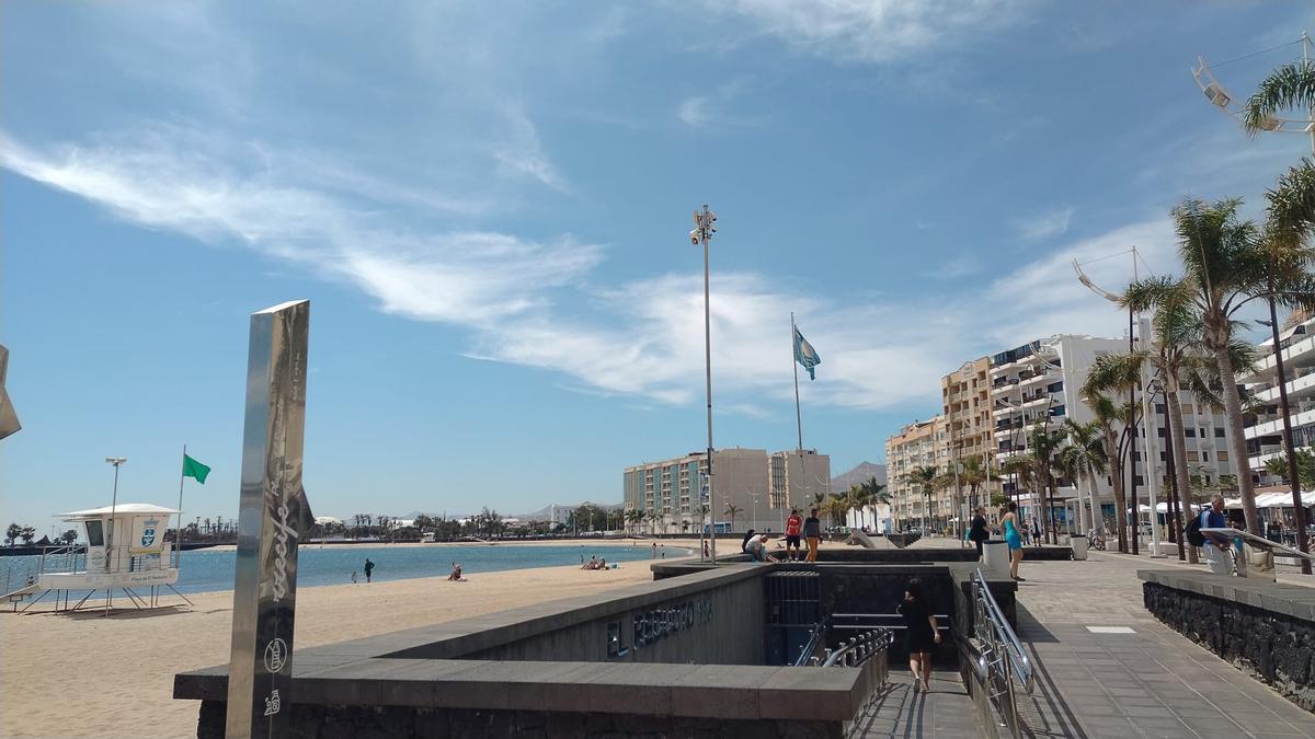 Las banderas verde y azul ondean este Miércoles Santo en la playa de El Reducto, en Arrecife