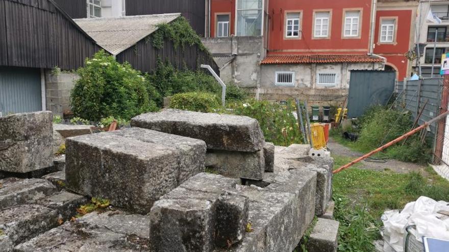 Los bloques de piedra de la antigua fachada que daba frente a la calle Pazos Fontenla. |   // S.ÁLVAREZ