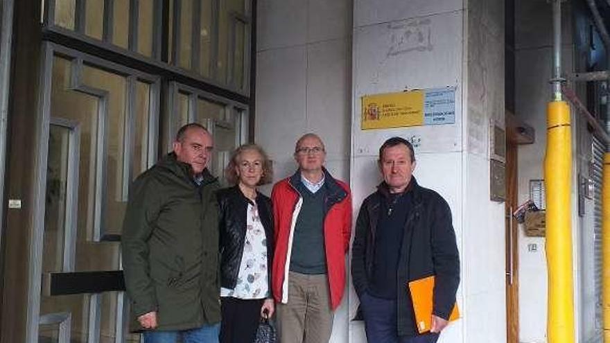 Representantes de la Plataforma Carabuxeira, en la sede de Costas.