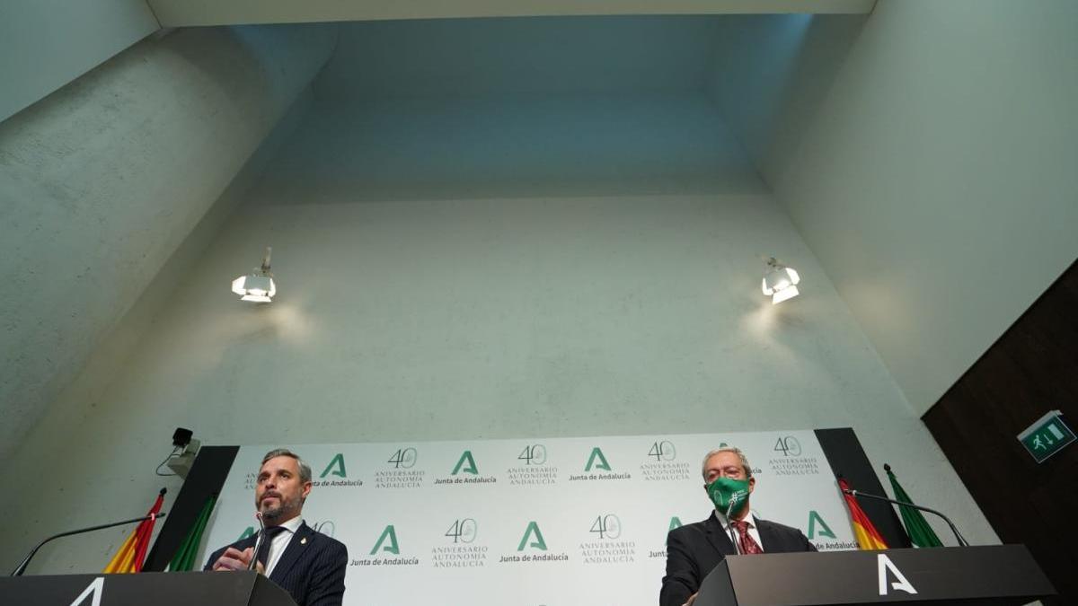 Los consejeros Juan Bravo y Rogelio Velasco, durante la comparecencia posterior al Consejo de Gobierno.