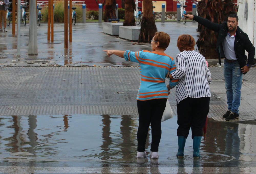 El paseo marítimo de Huelin y la calle Pacífico amanecían inundadas por el agua y provocando retenciones de tráfico.