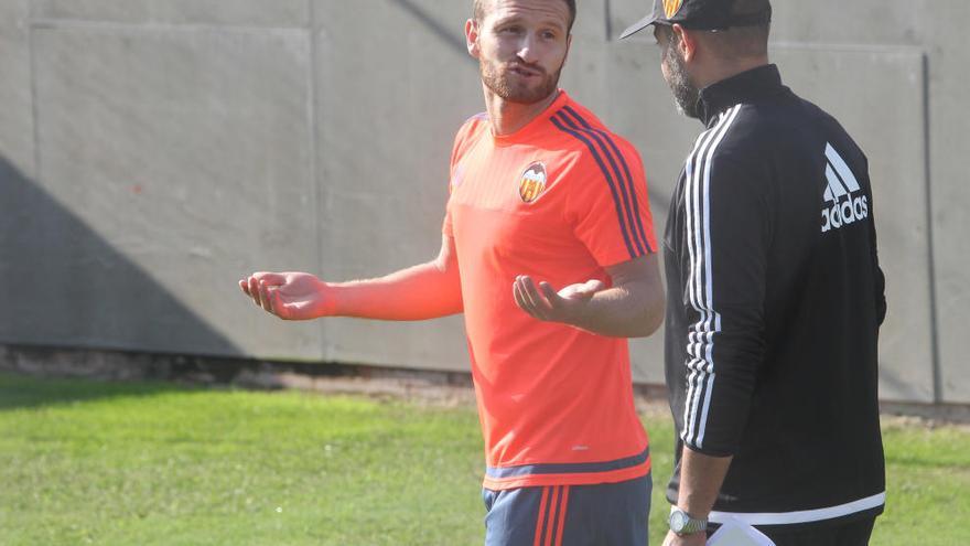 Mustafi dialoga con Nuno.