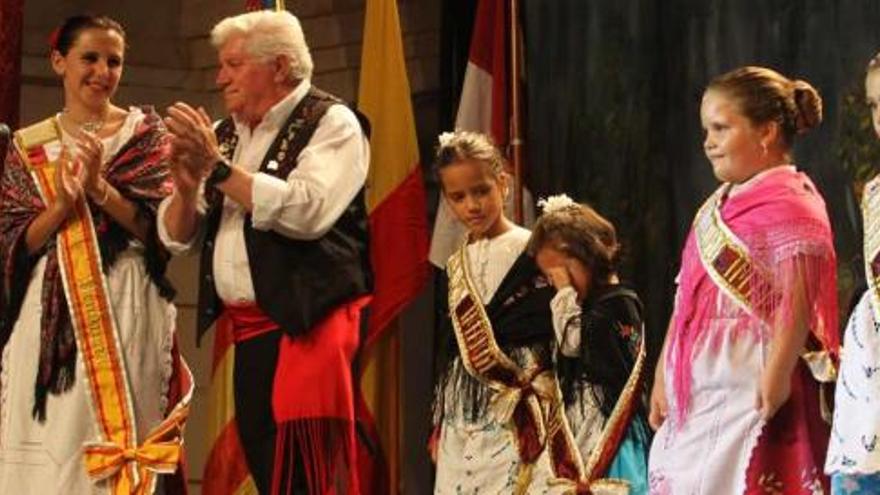 La nueva reina con sus damitas ayer durante la coronación en el Óscar Esplá.