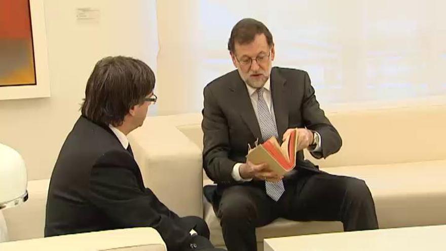 Rajoy y Puigdemont almorzarán hoy juntos en el Salón del Automóvil