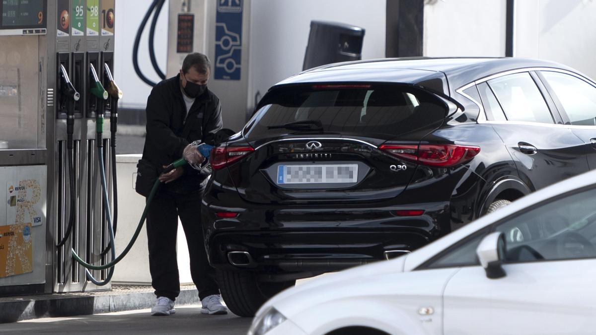 Las gasolineras aplicarán directamente el descuento a la gasolina y el diésel.