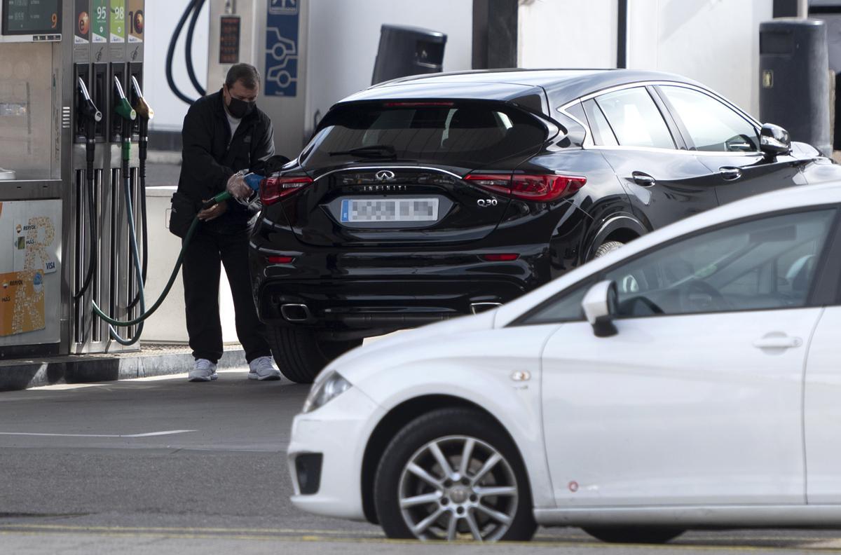 Las gasolineras aplicarán directamente el descuento a la gasolina y el diésel.