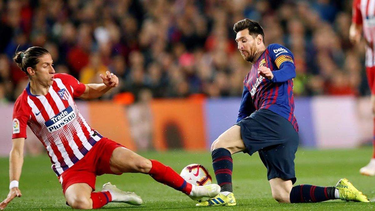 Filipe disputa un balón con Messi
