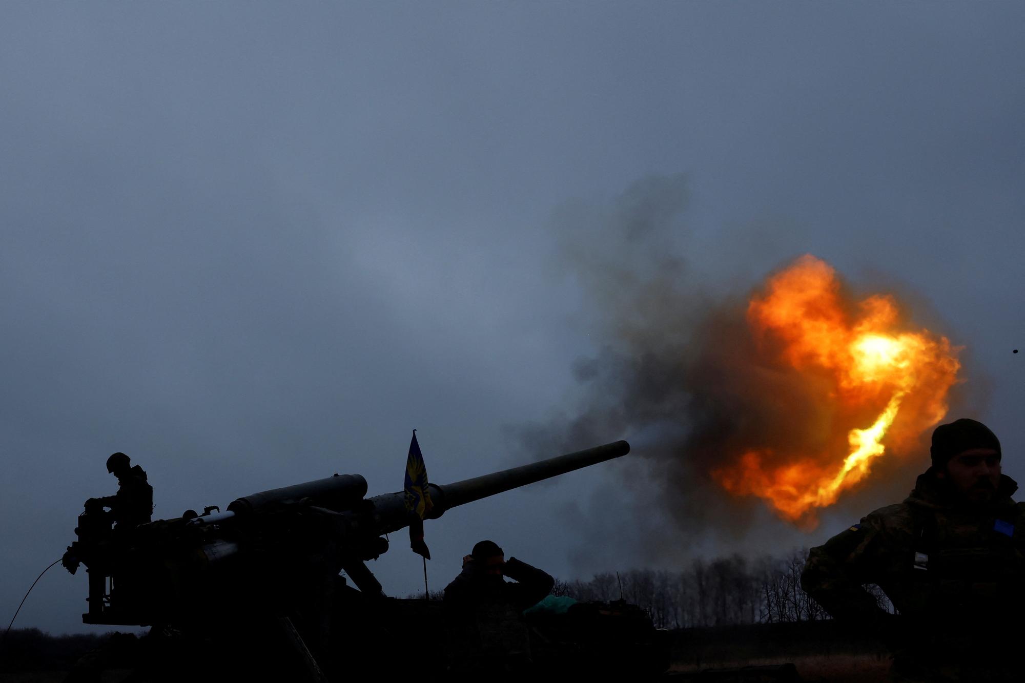 Un soldado ucraniano de artillería dispara un proyectil en Bajmut, el pasado mes de diciembre.