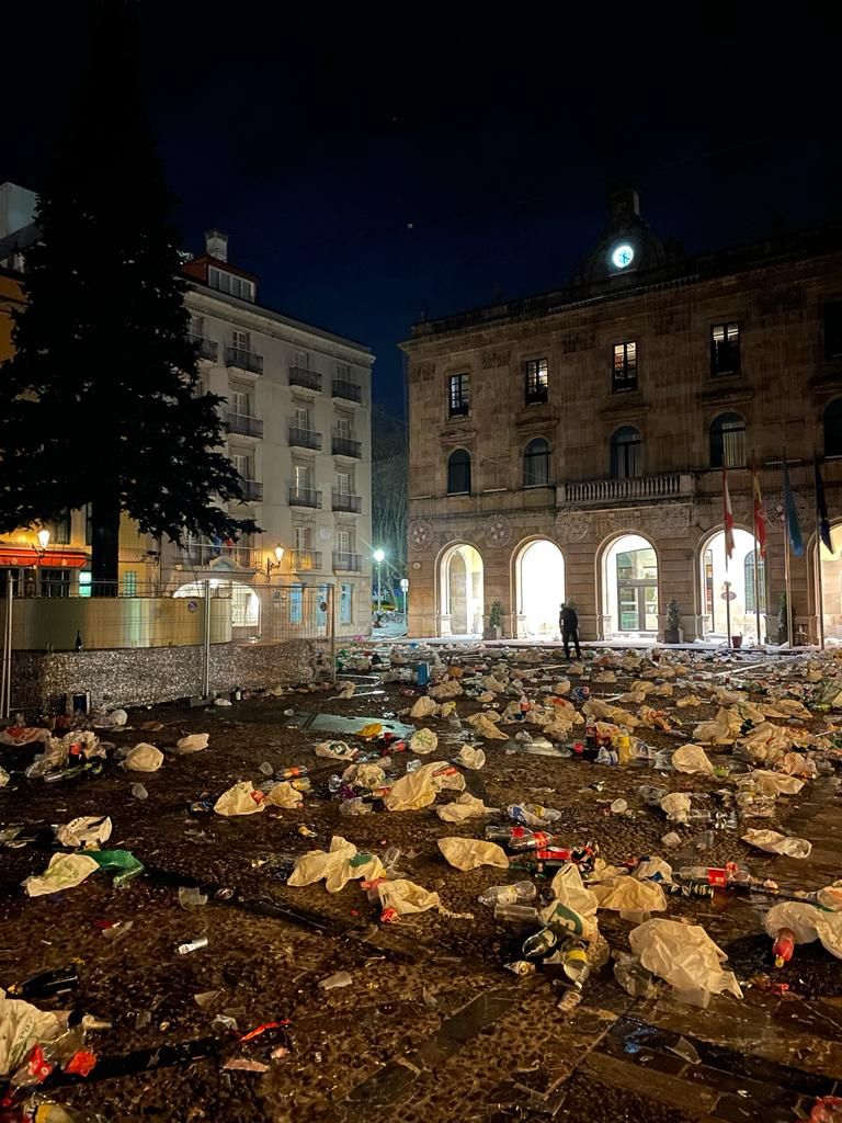 Los residuos que deja la Nochevieja de Gijón, en imágenes