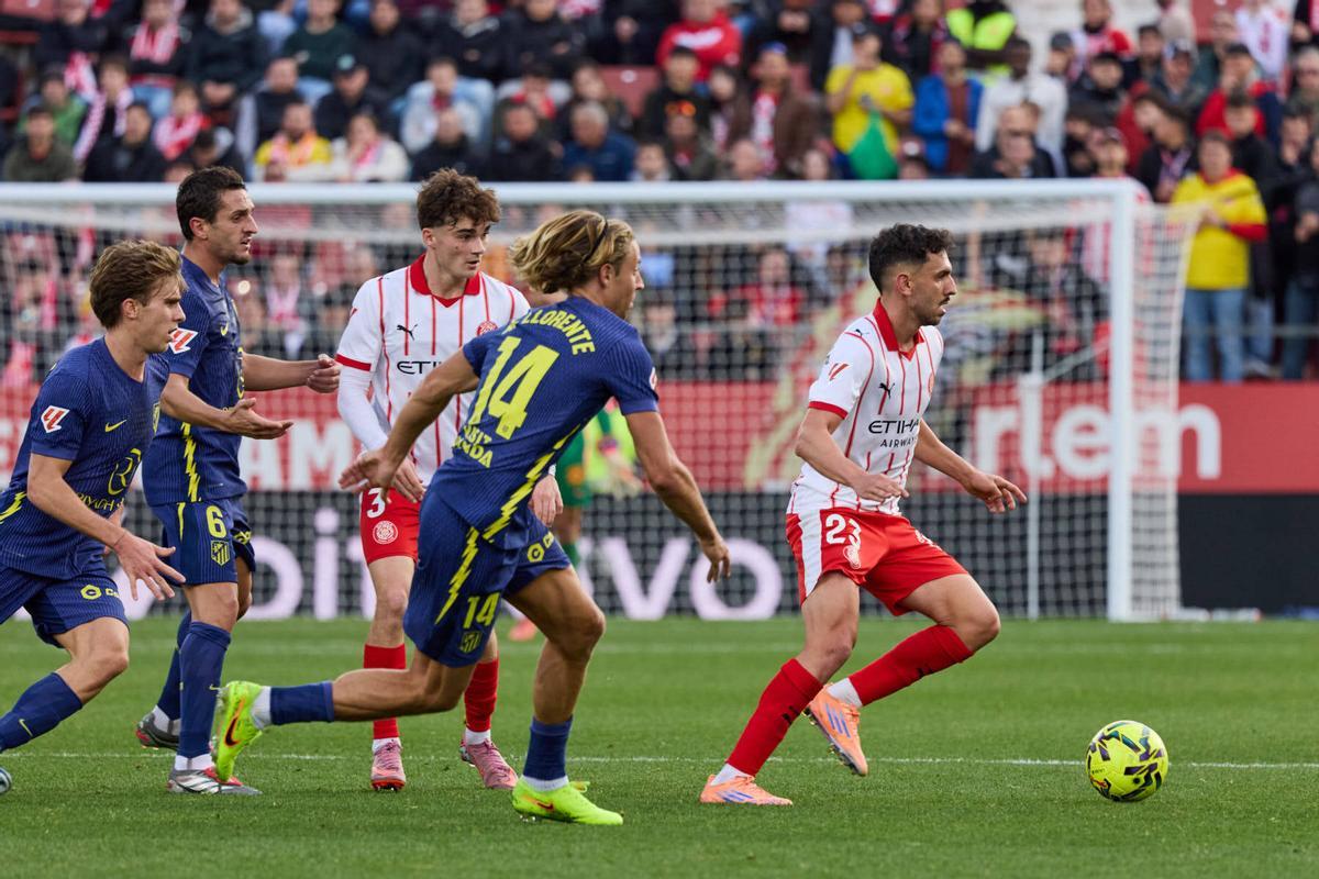 Iván Martín és perseguit per Marcos Llorente en el partit de la primera vlta