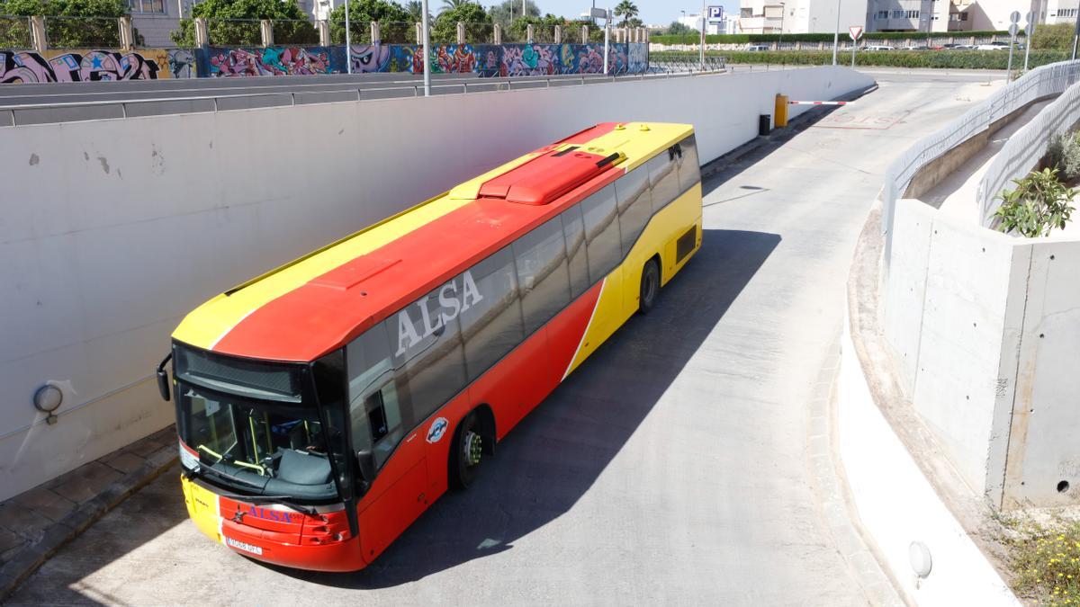 Un autobús accede al interior de la estación de autobuses del Cetis de Vila.
