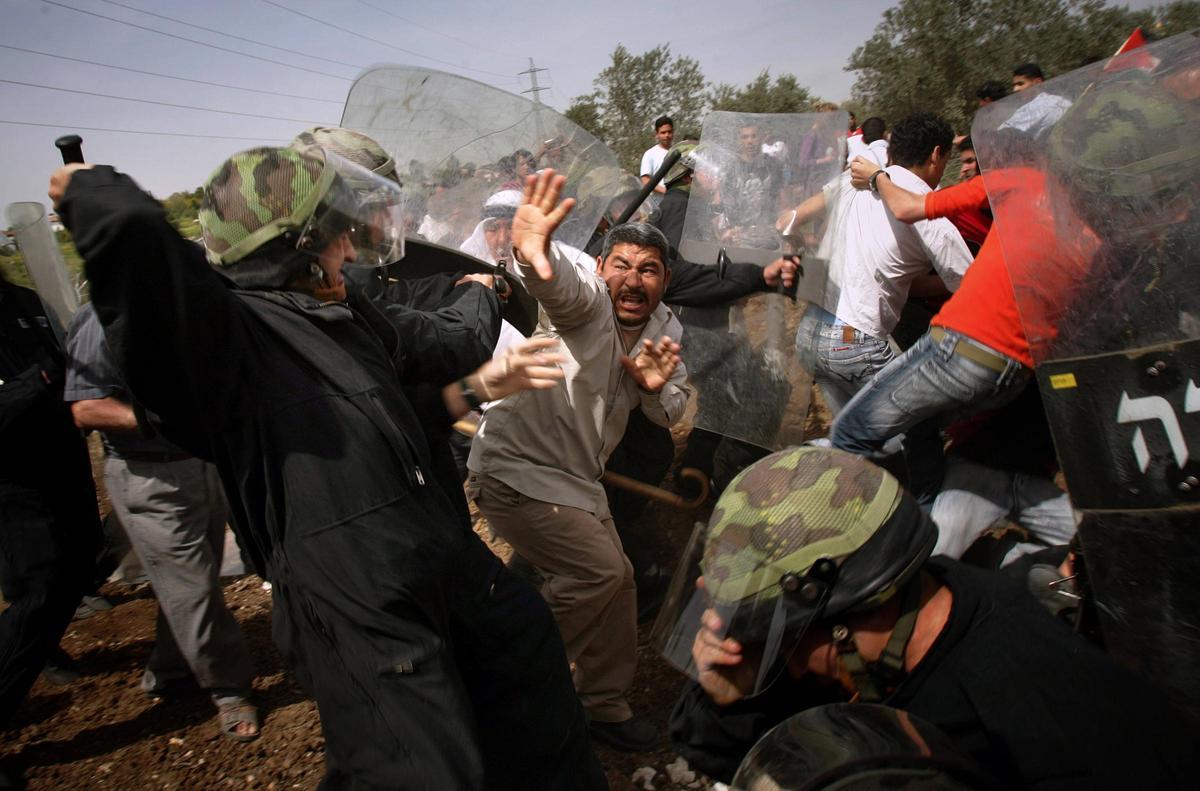 Antidisturbios israelíes dispersan a manifestantes palestinos durante una protesta en 2006.