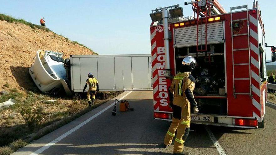 El vuelco de un camión corta durante toda la tarde la A-121