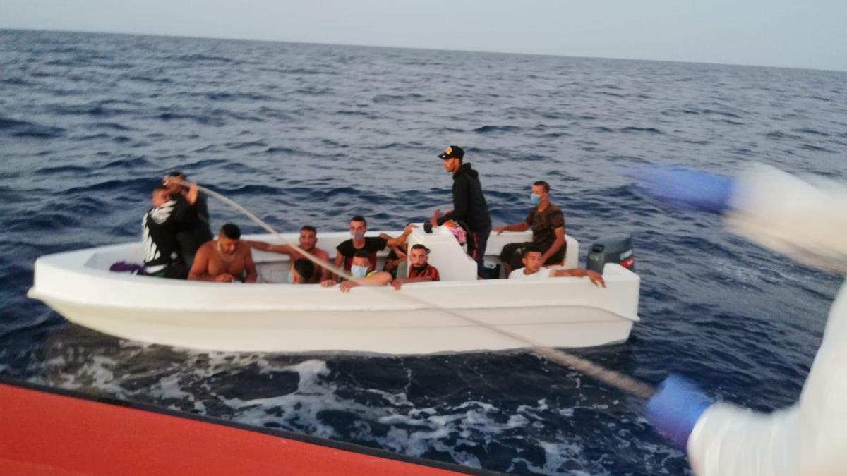 Una patera con inmigrantes en el Mediterráneo