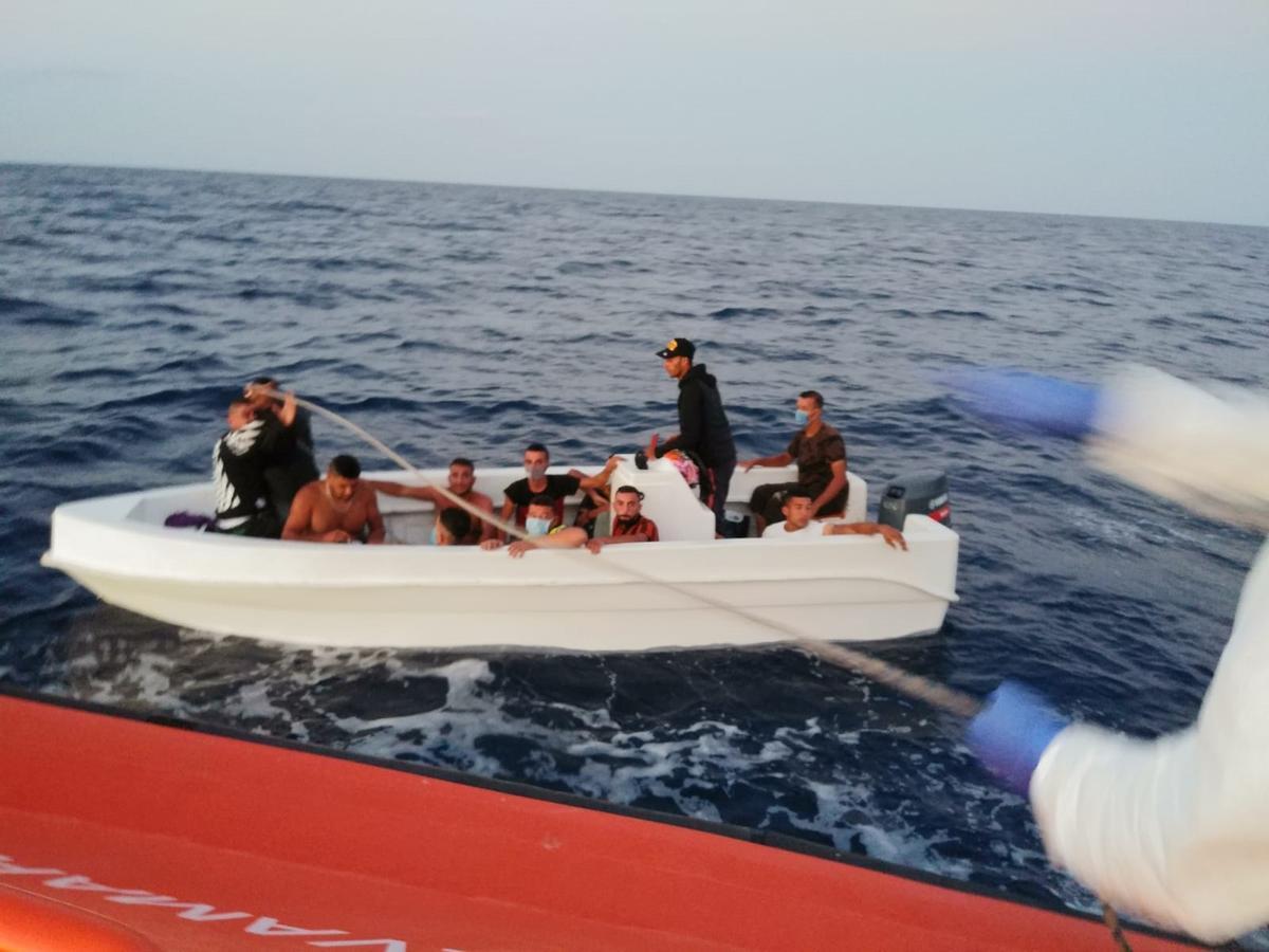 Una patera con inmigrantes en el Mediterráneo