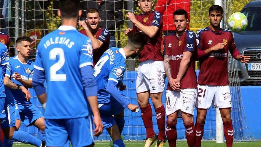 La barrera granate defiende un tiro del Getafe B, ayer, en el campo de la ciudad deportiva del club madrileño. // Área11