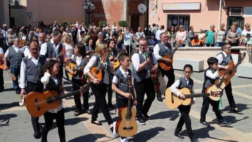 El Encuentro de Rondallas llena de música las calles de Castellnovo